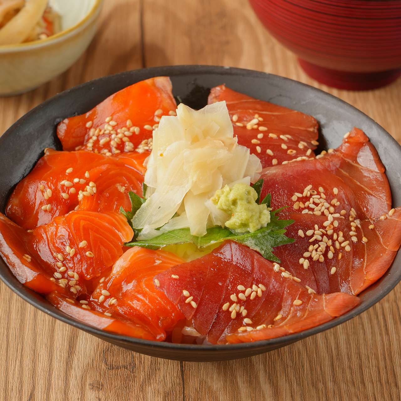 漬けサーモンと漬けマグロ丼		