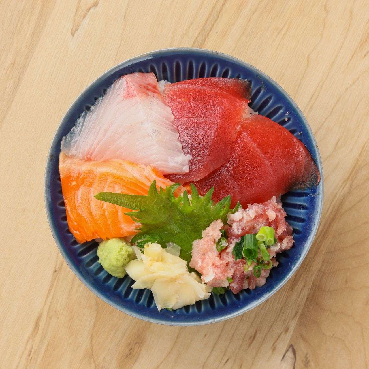  三崎まぐろ・鯛・サーモンの三色丼