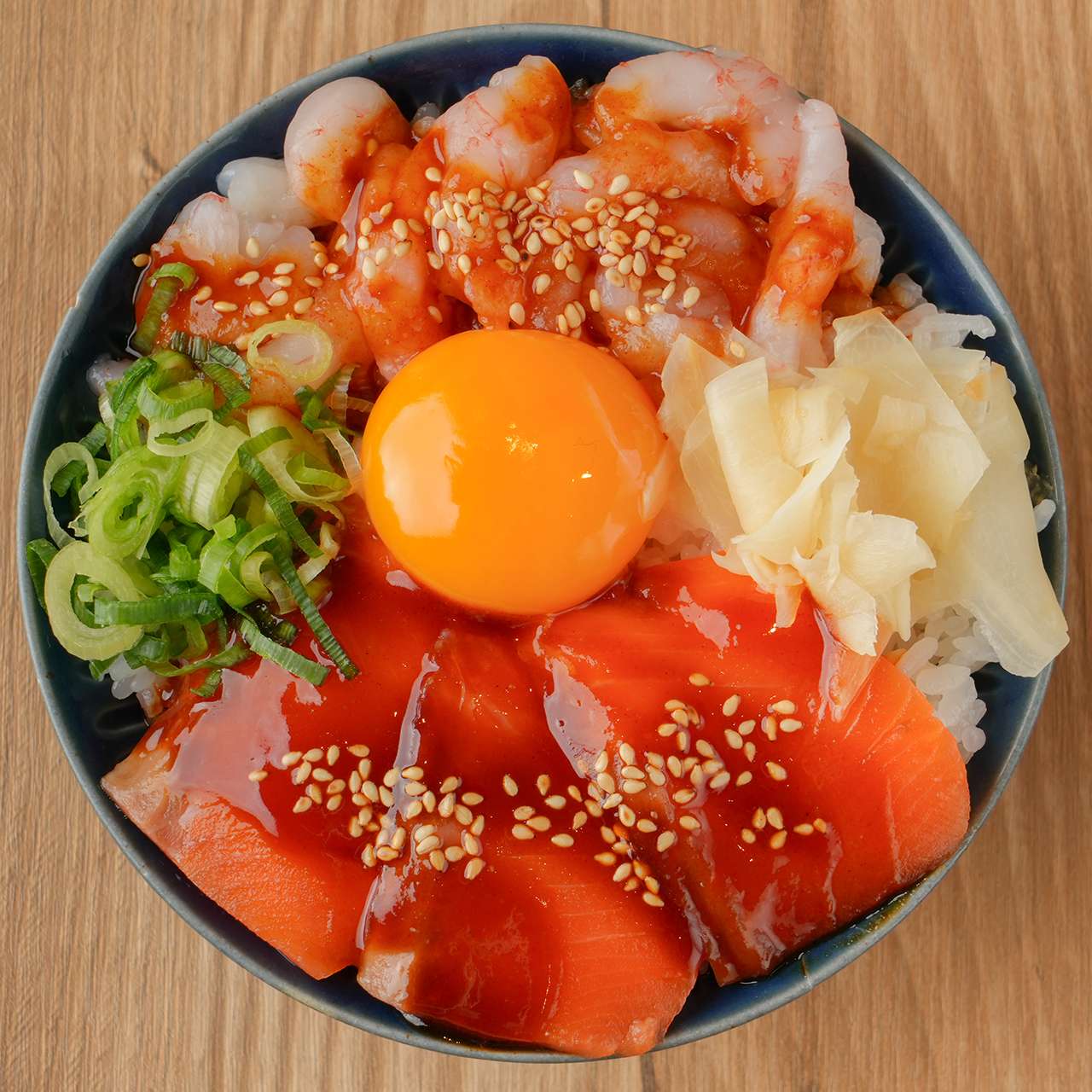 韓国風サーモンと甘海老のユッケ丼	