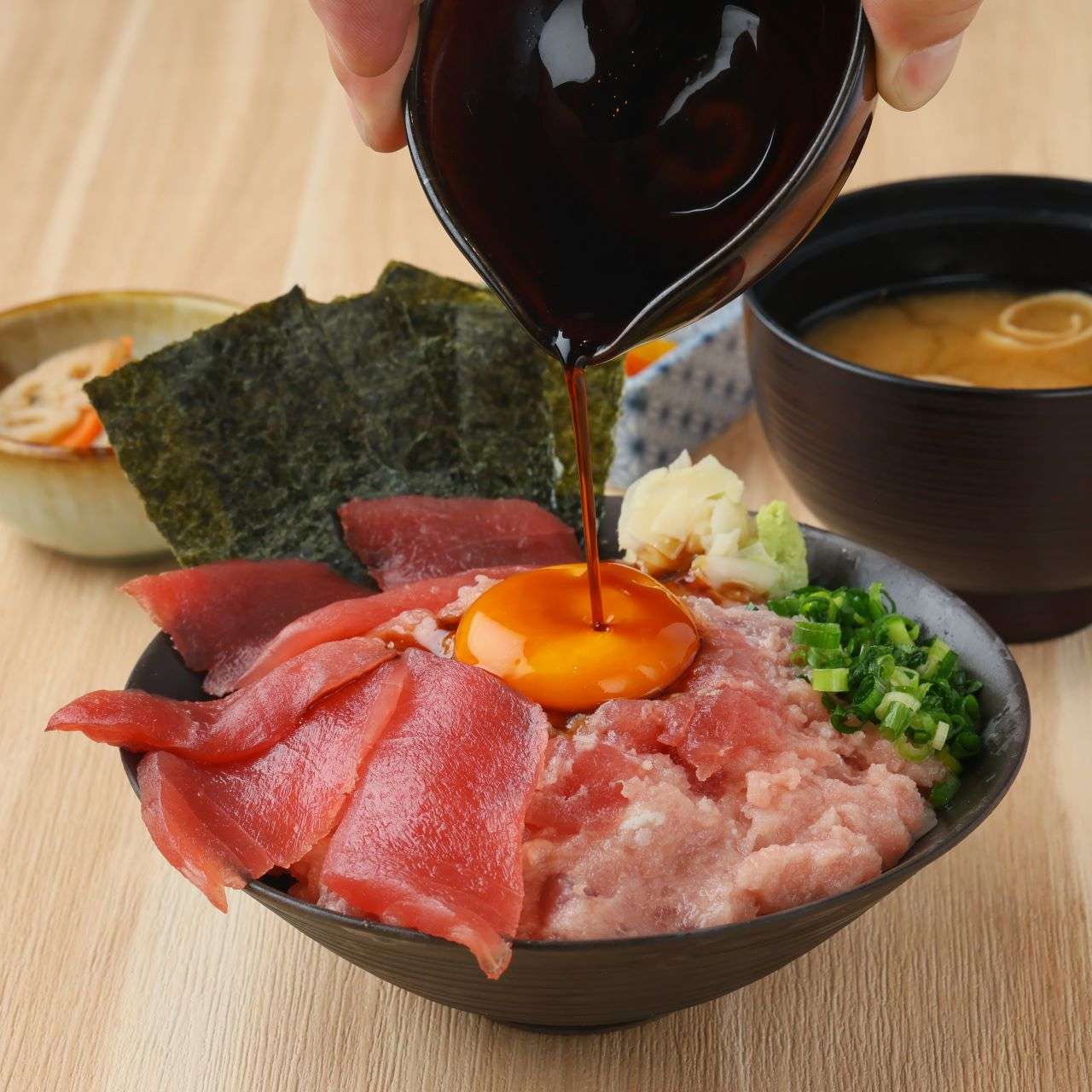 三崎まぐろとネギトロ　りゅうきゅう月見丼