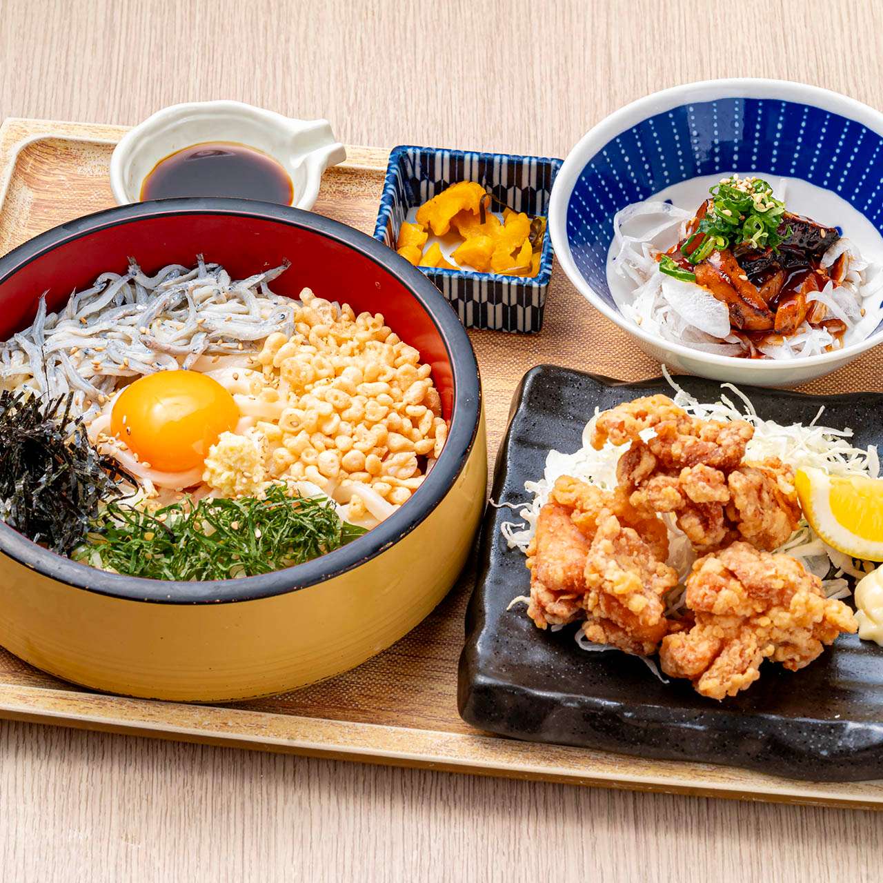 シラスと大葉の釜玉うどんと鶏唐揚げ御膳