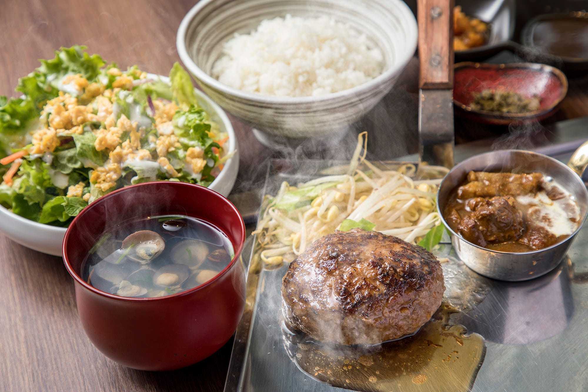 滿鐵鮮嫩多汁的漢堡牛排配上兩種醬汁（蘿蔔泥柚子醋和洋蔥醬油）