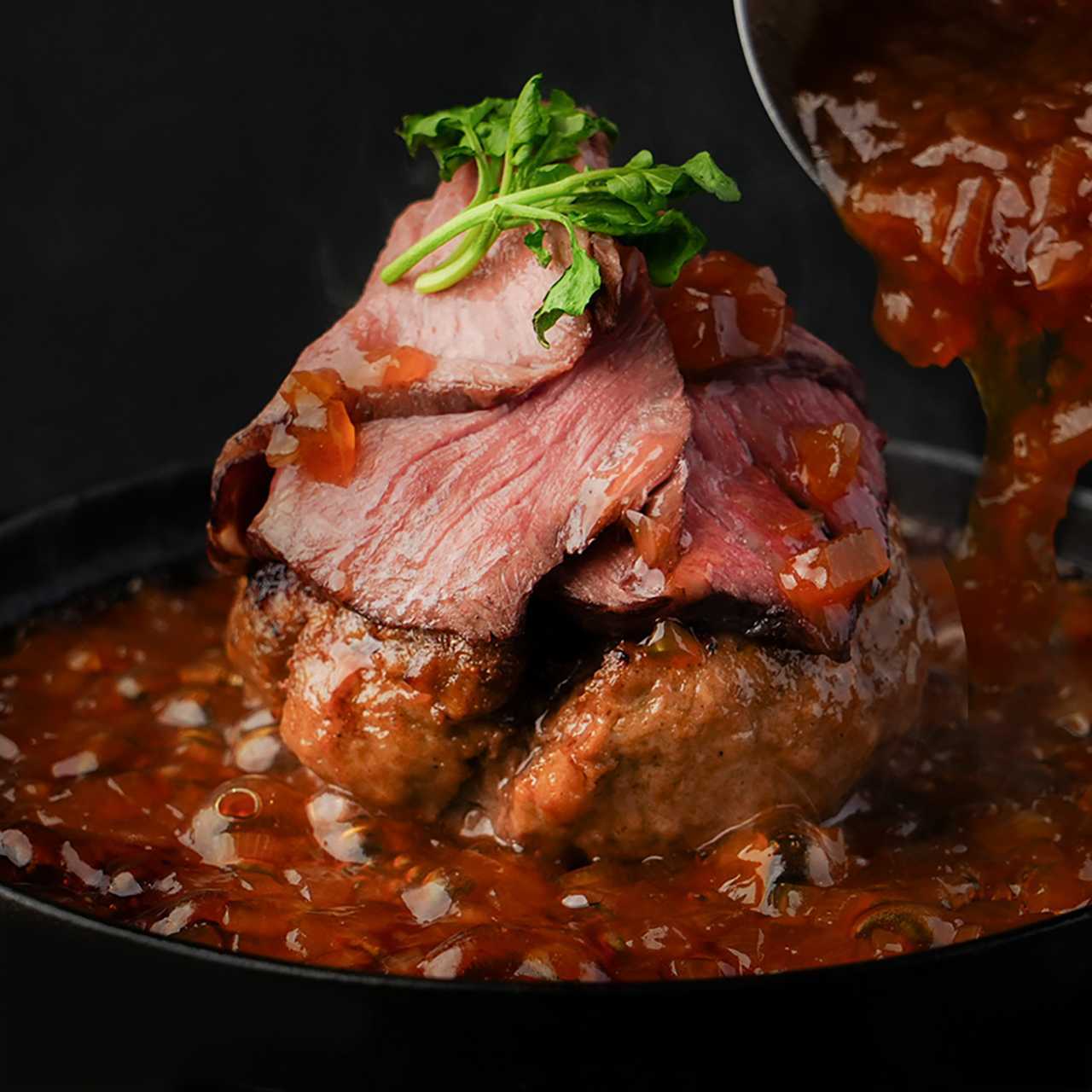 多汁的漢堡牛排和烤牛肉配上日式洋蔥醬