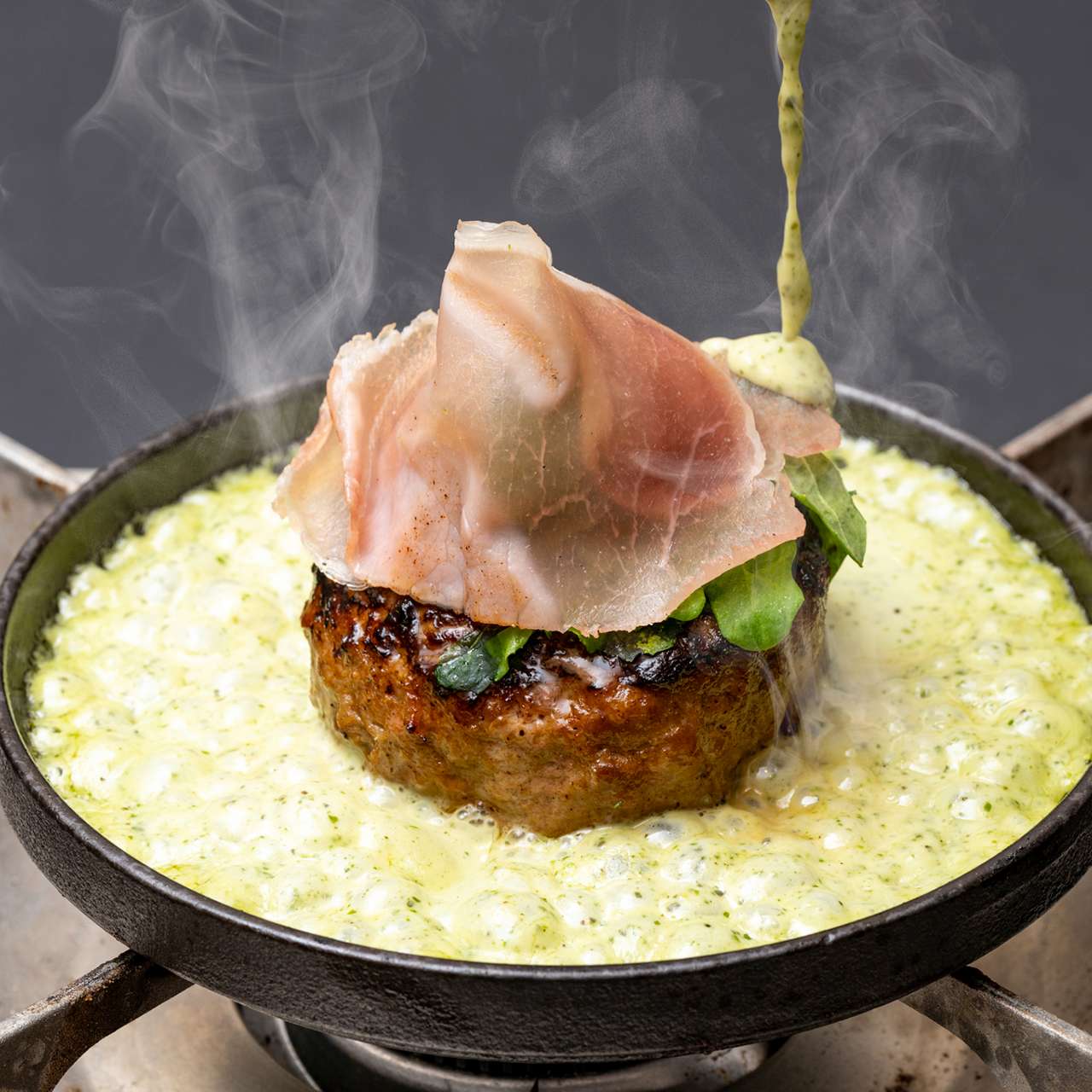 生ハムとルッコラのバジルフロマージュソースハンバーグ