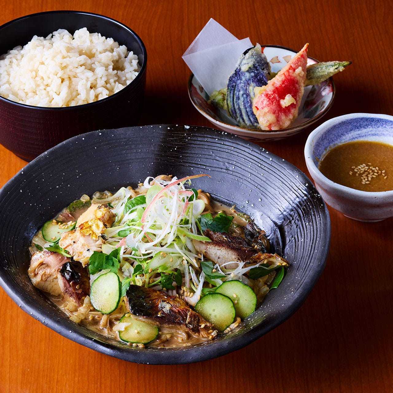 焼き鯖の冷や汁蕎麦　夏野菜天ぷら付き　