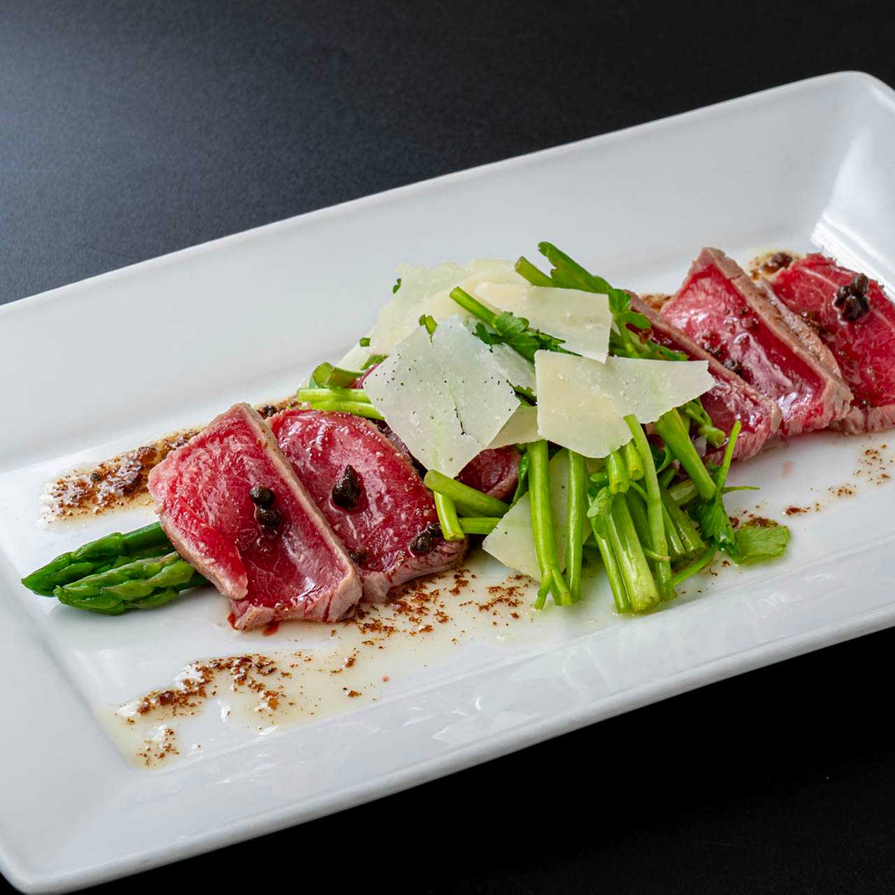 本鮪とセリ、グリーンアスパラのカルパッチョ“有馬山椒香るソース”