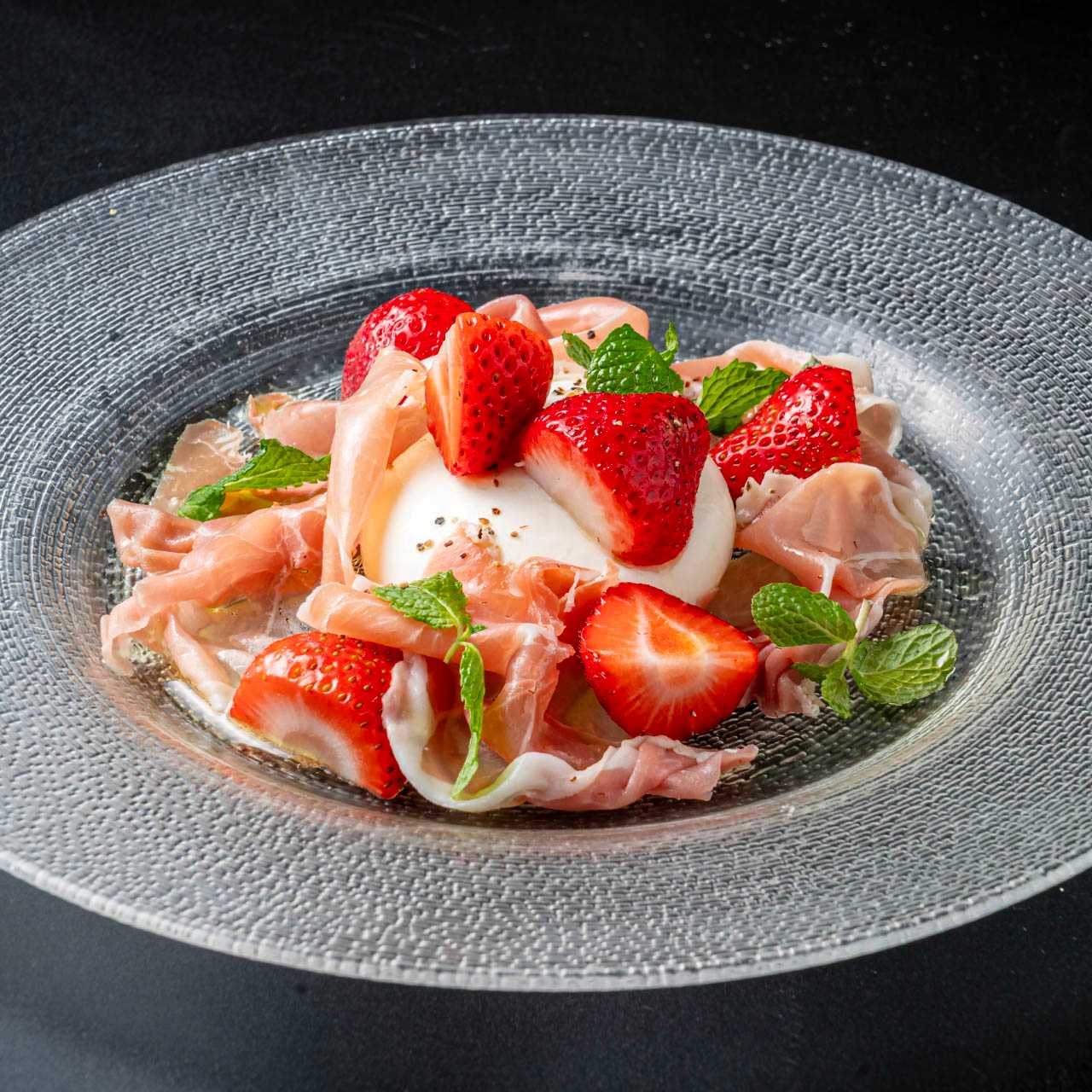 ブッラータチーズと生ハム イチゴのアンサンブル