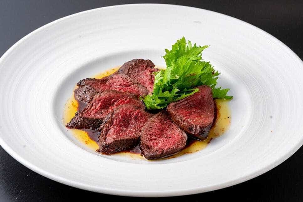 蝦夷鹿ヒレのロースト　ジェニパーベリー香るソース