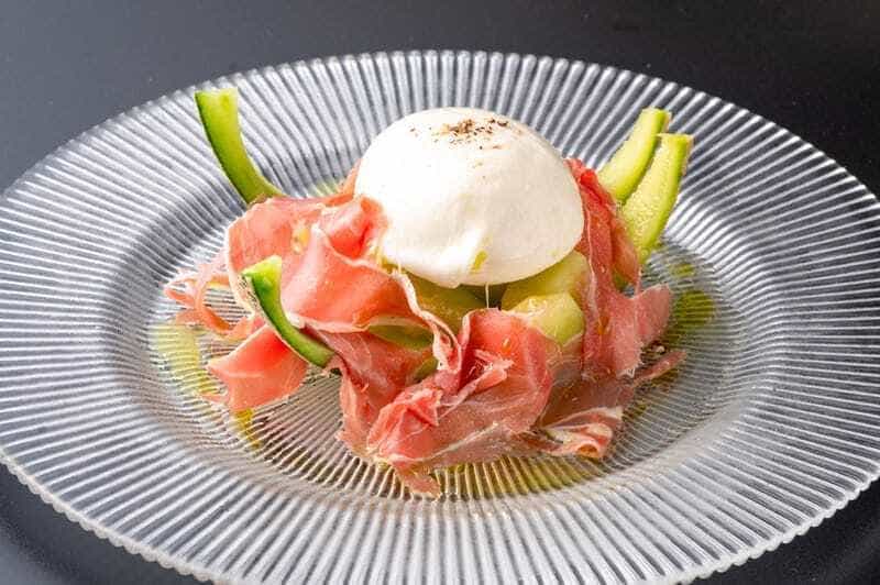 季節のフルーツ　ブッラータチーズ・生ハムのアンサンブル
