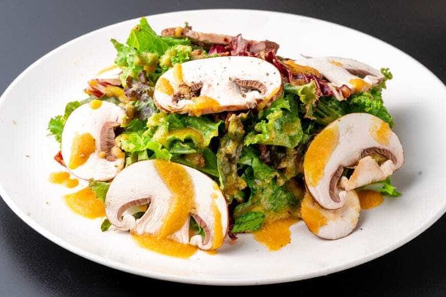 マッシュルームとベーコンのリーフサラダ
