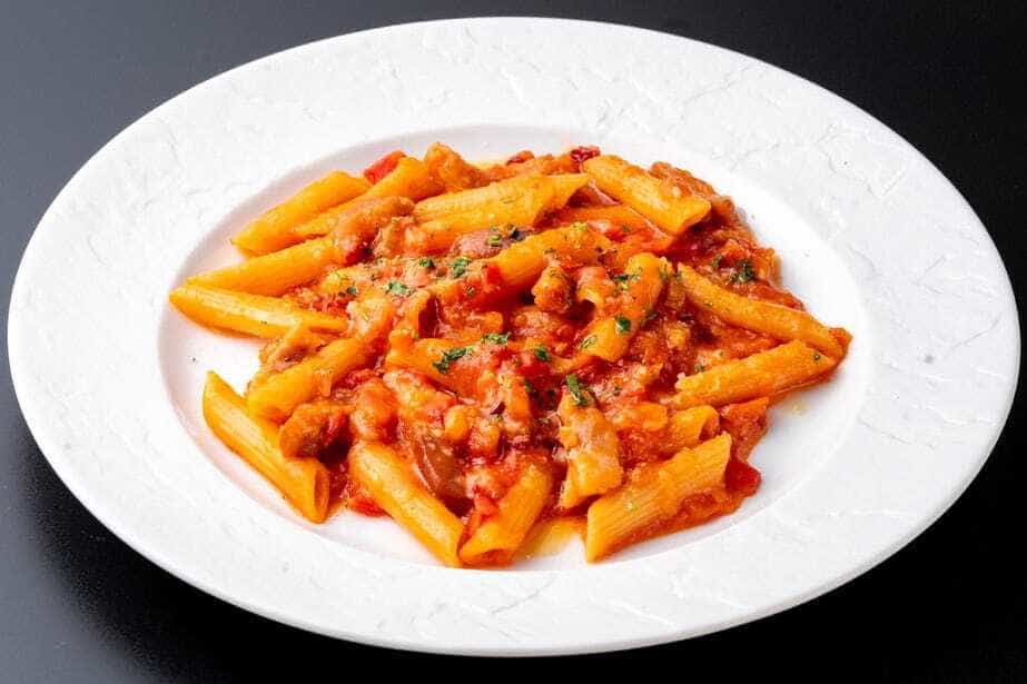 【스모키 베이컨과 과일 토마토의 펜네아라비아타】