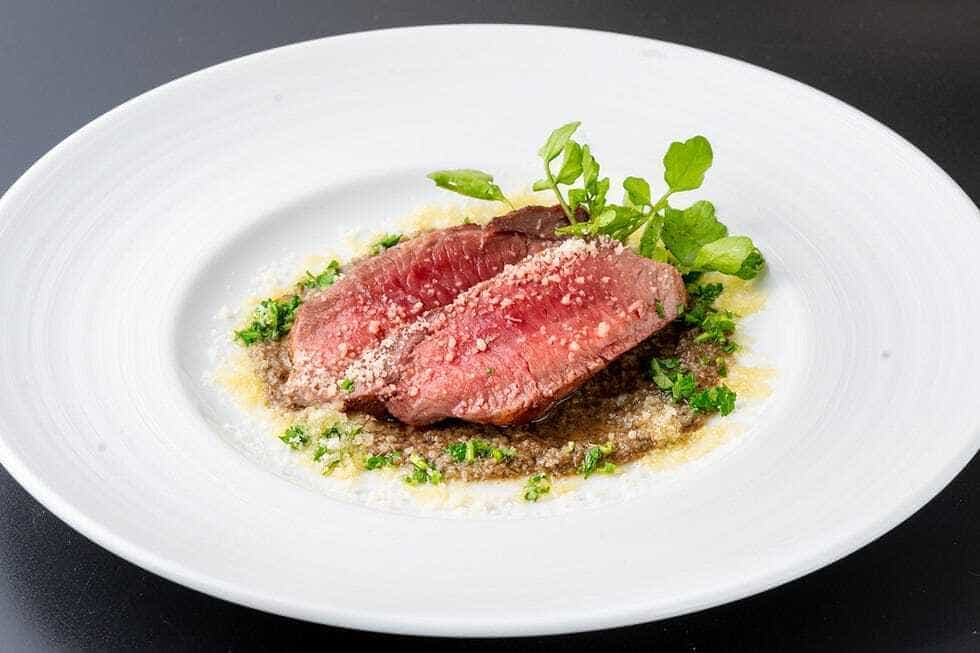 本マグロ頬肉のロースト　ケッパーとオリーブの焦しバターソース