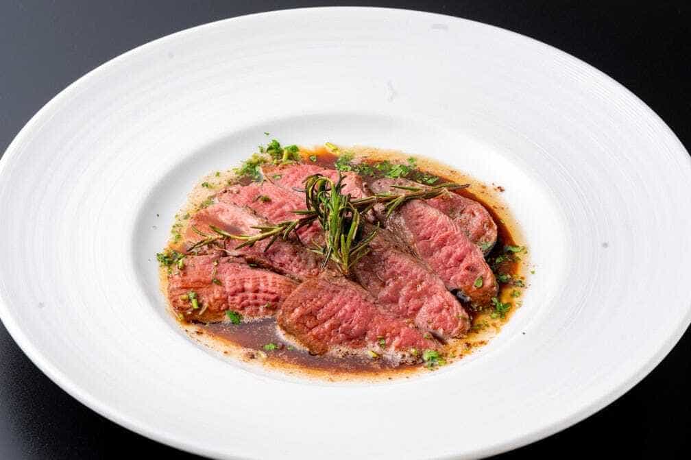仔羊ヒレのポワレ　ローズマリーの香りとラムのジュ
