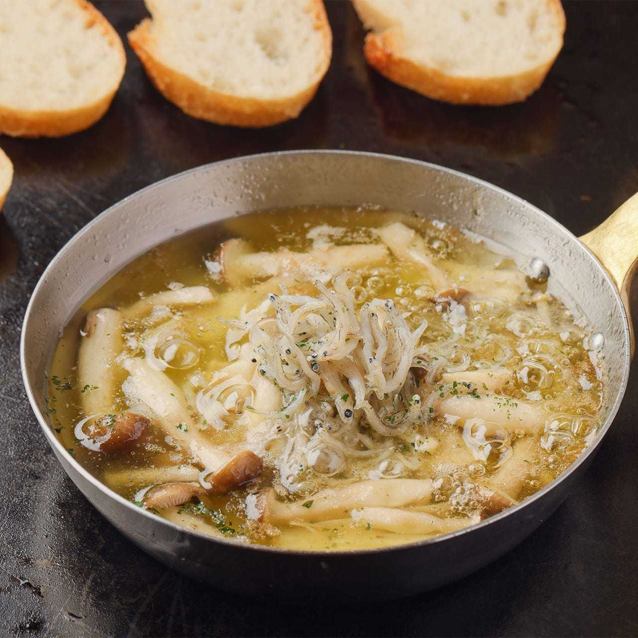 キノコとシラスのアヒージョ