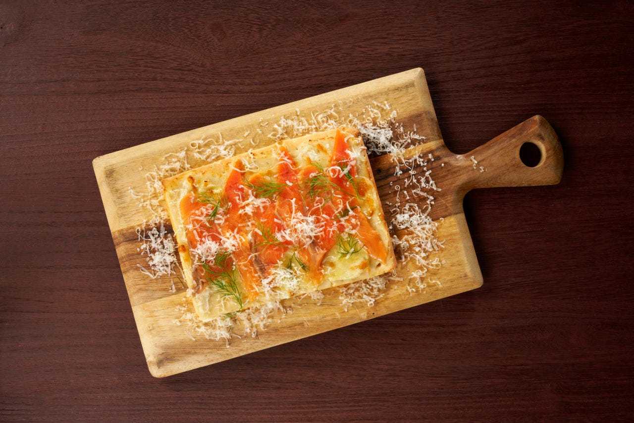 スモークサーモンとクリームチーズのピザ