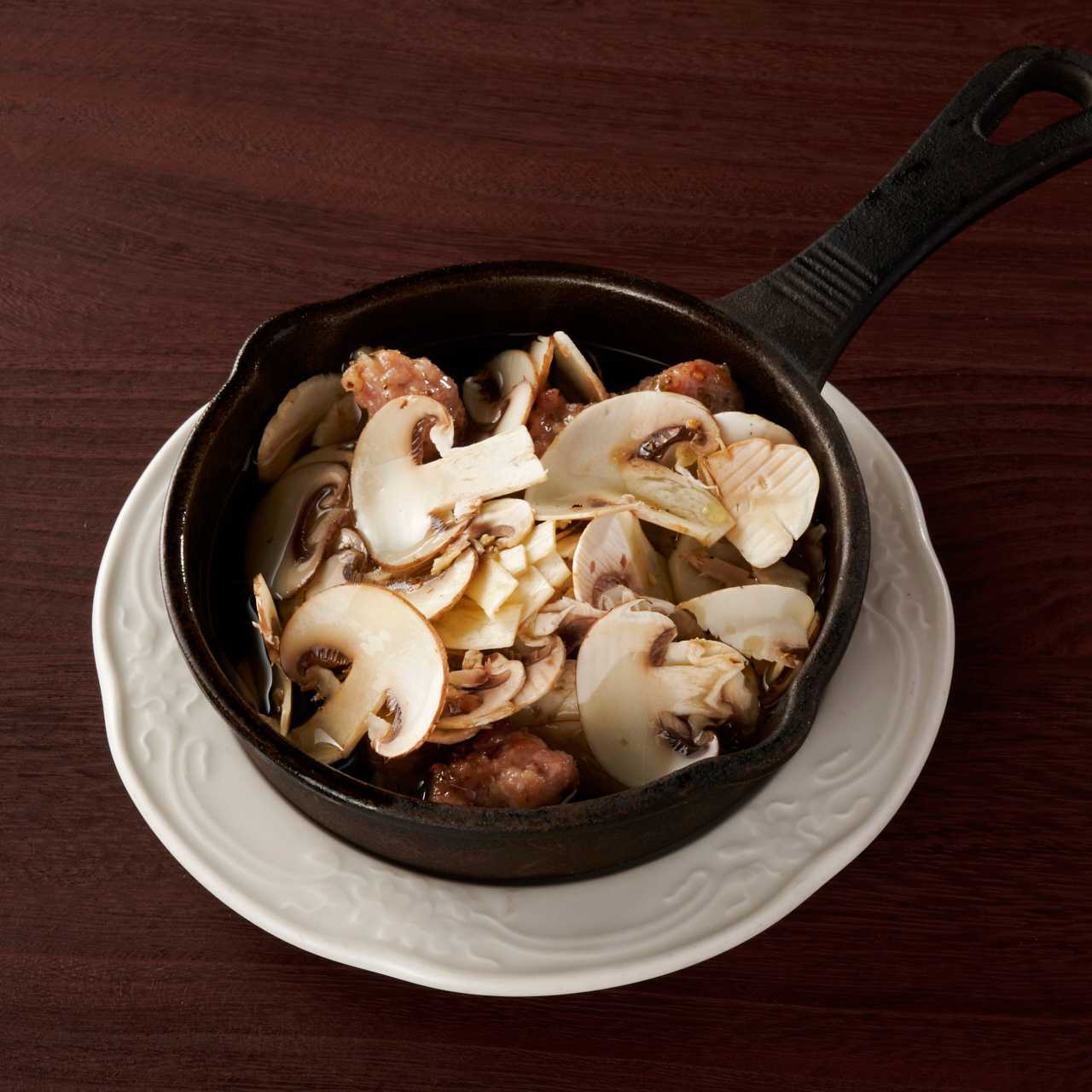 八幡平マッシュルームとサルシッチャのアヒージョ