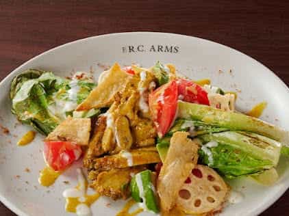 コロネーションチキンとロメインレタスの��グリルサラダ