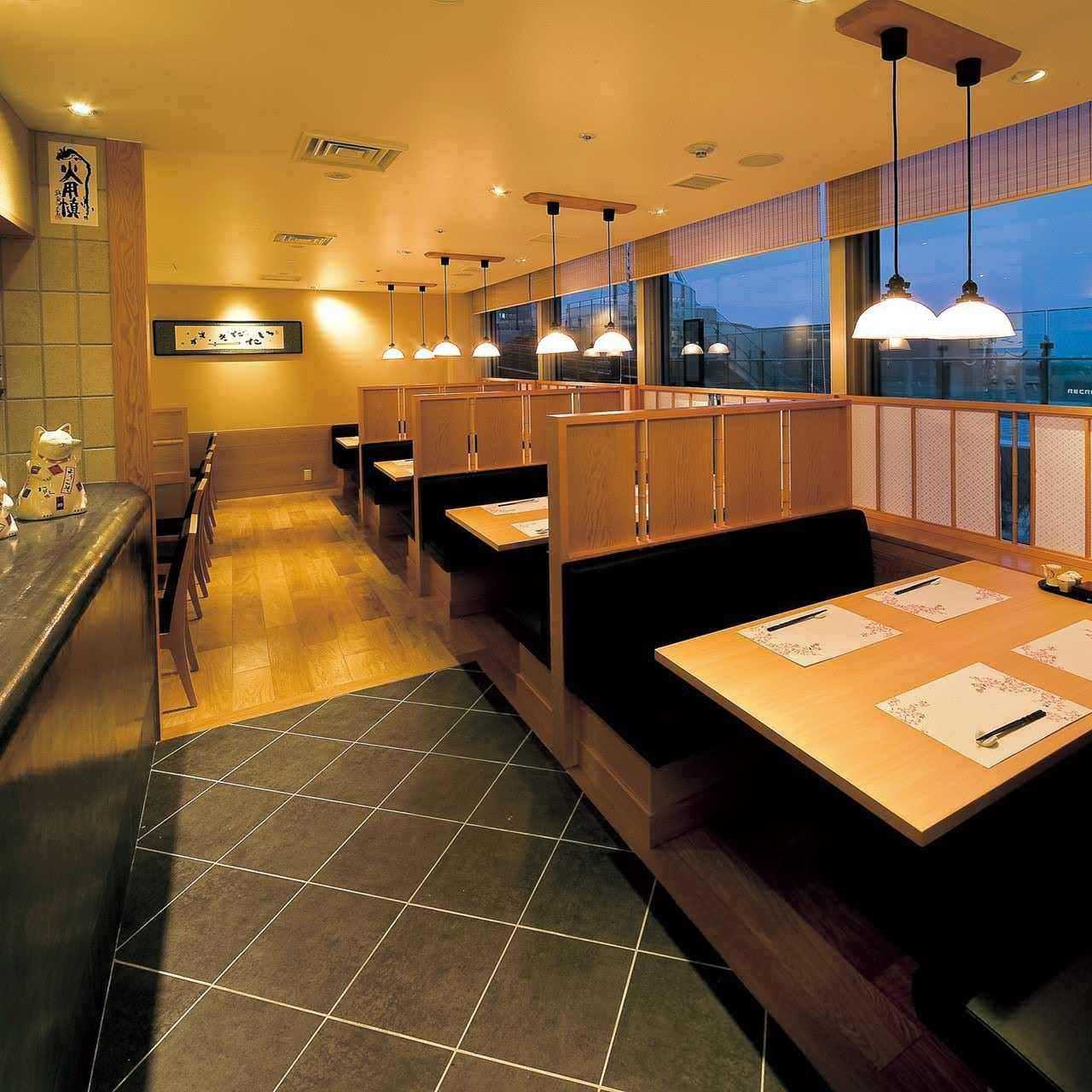 窓側のソファーボックス席