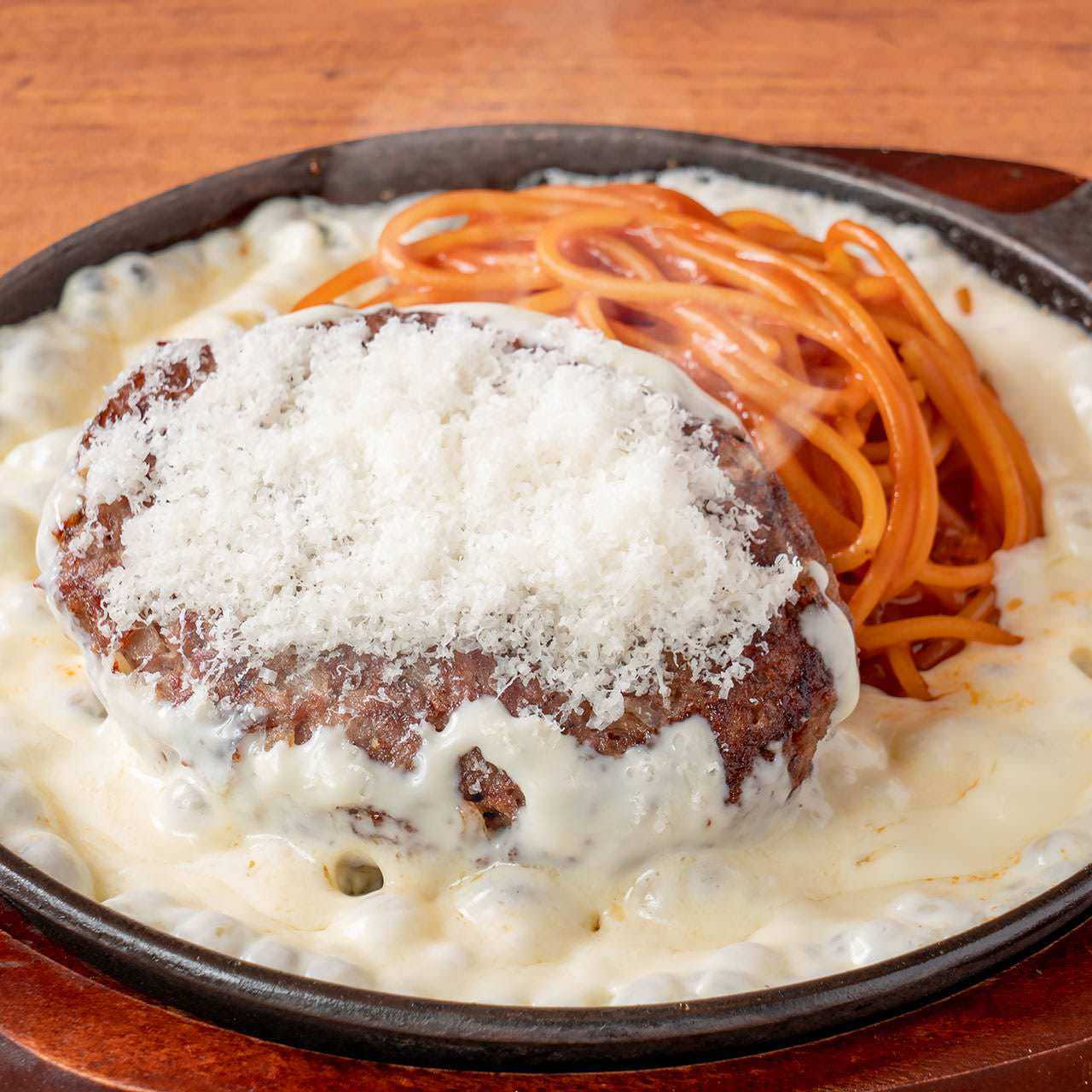 チーズソースのハンバーグナポリタン