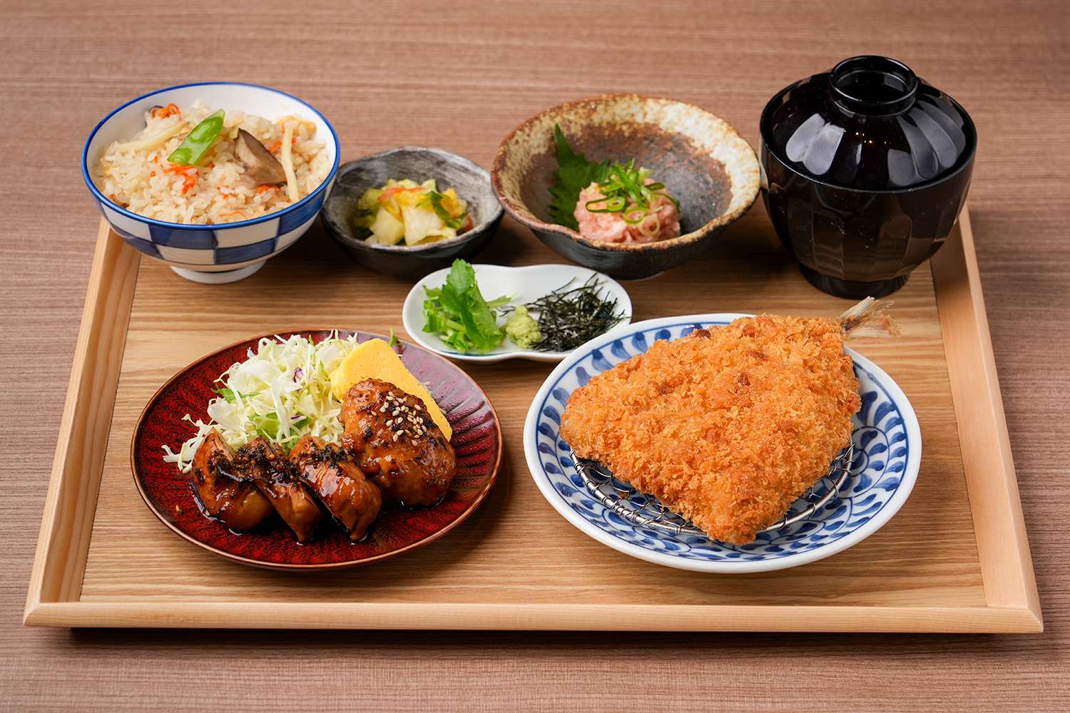 【鶏めし食べ放題】鶏の照り焼きと日替わりおかず