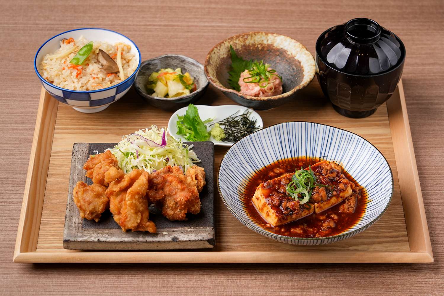 【鶏めし食べ放題】若鶏の唐揚げと日替わりおかず