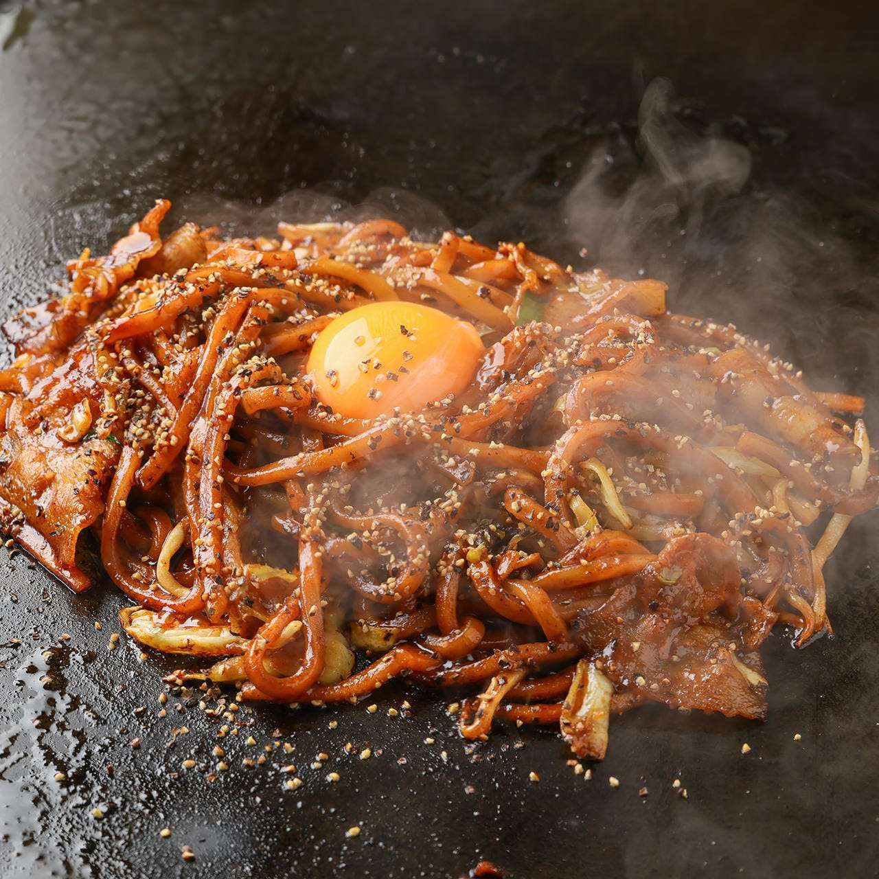黒胡椒香るダークソイソース黒焼きそば