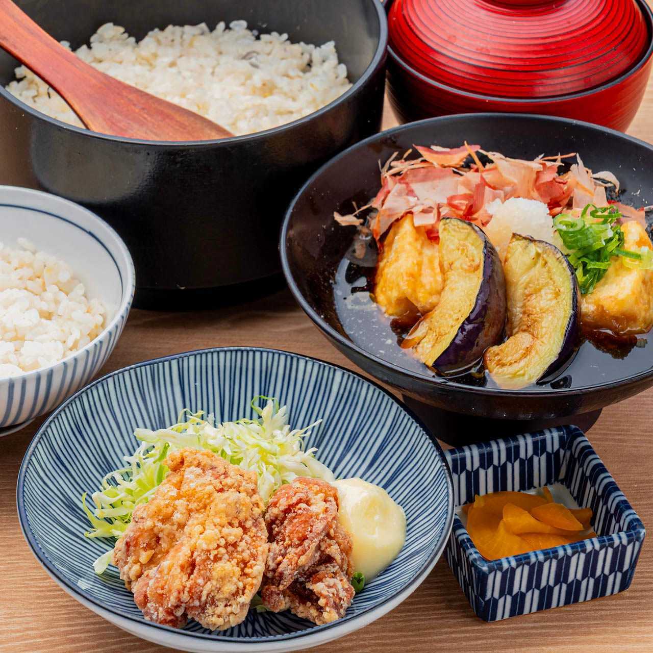 鯛めし食べ放題　唐揚げと揚げ出汁豆腐