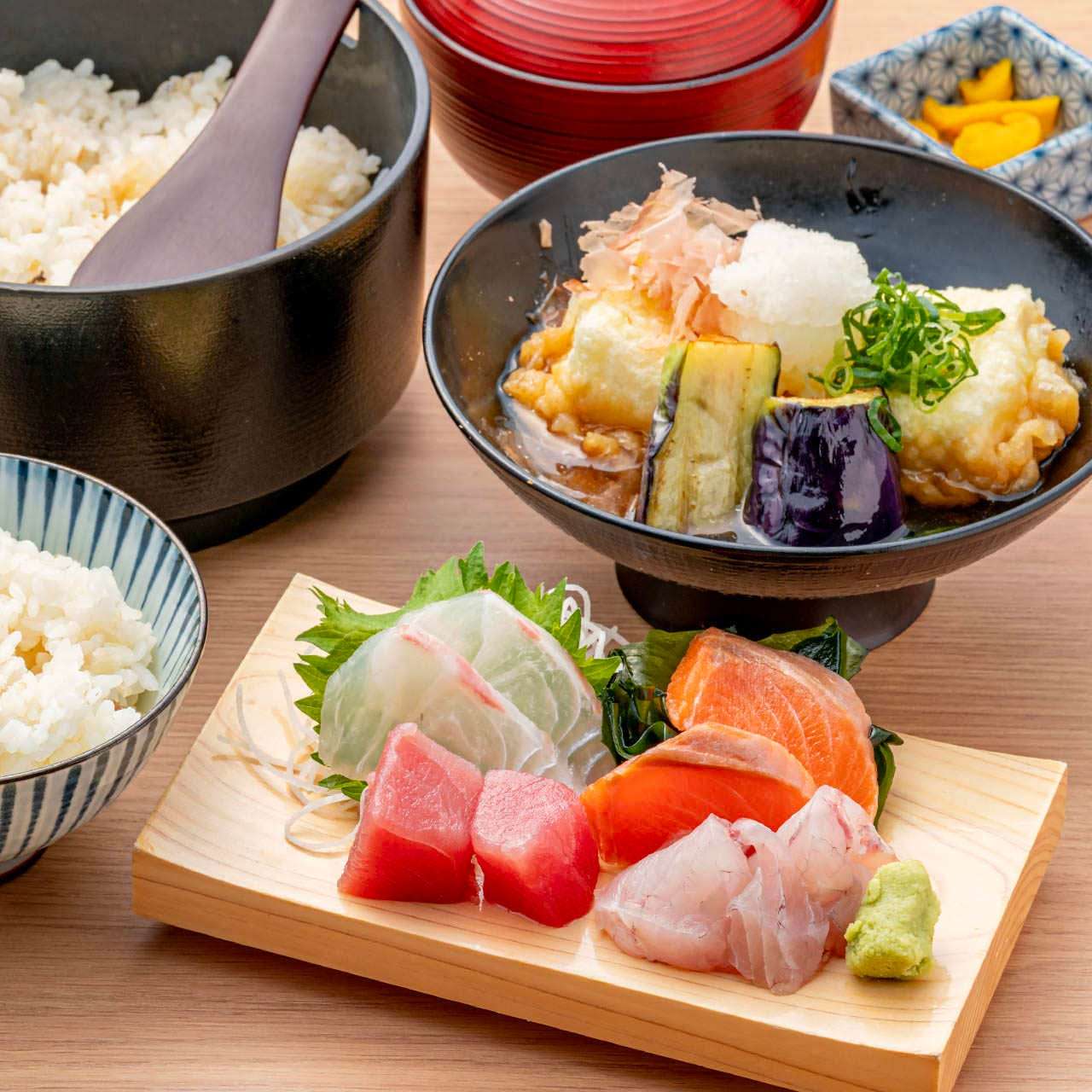 鯛めし食べ放題　刺身と揚げ出汁豆腐