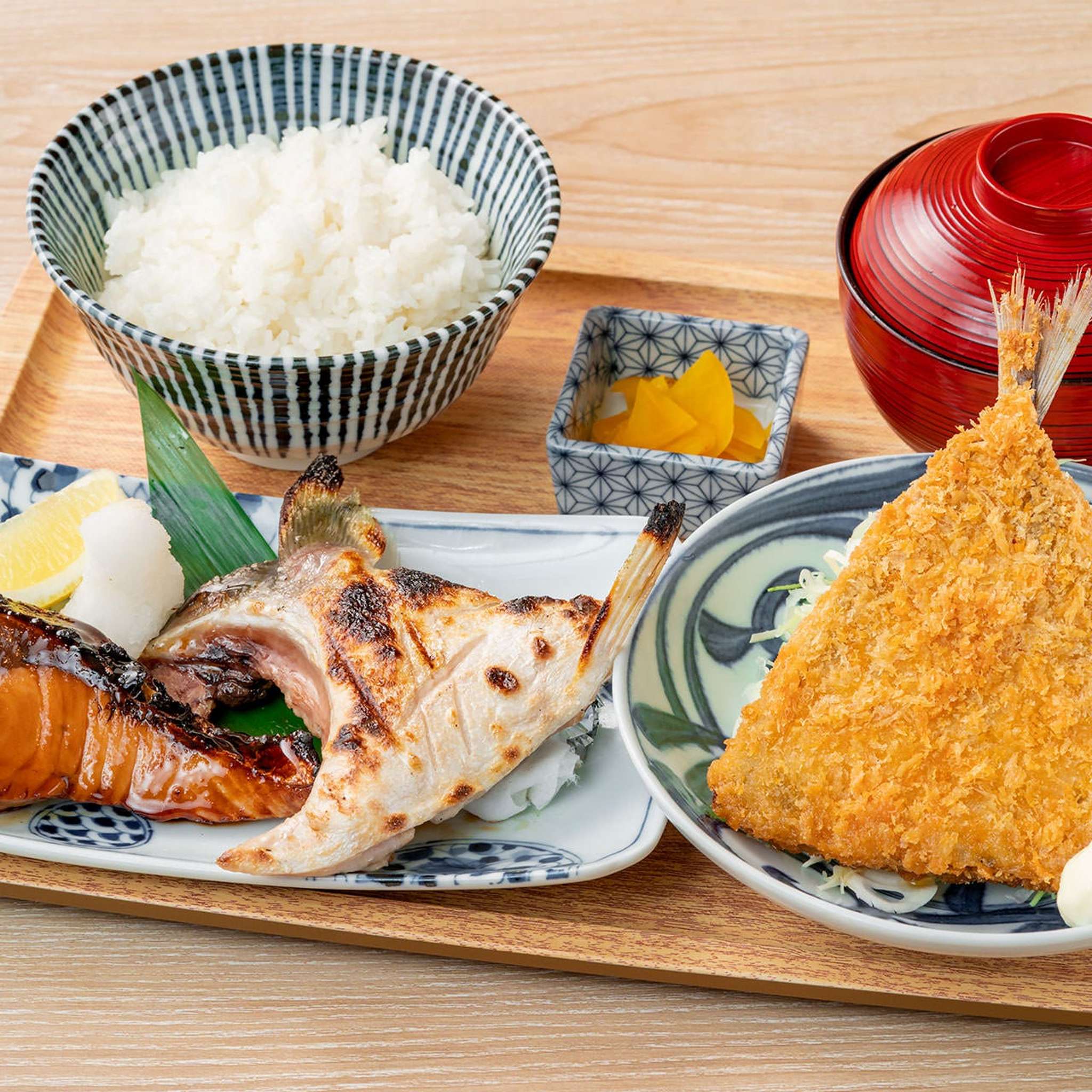 本日の焼き魚と大アジフライ定食
