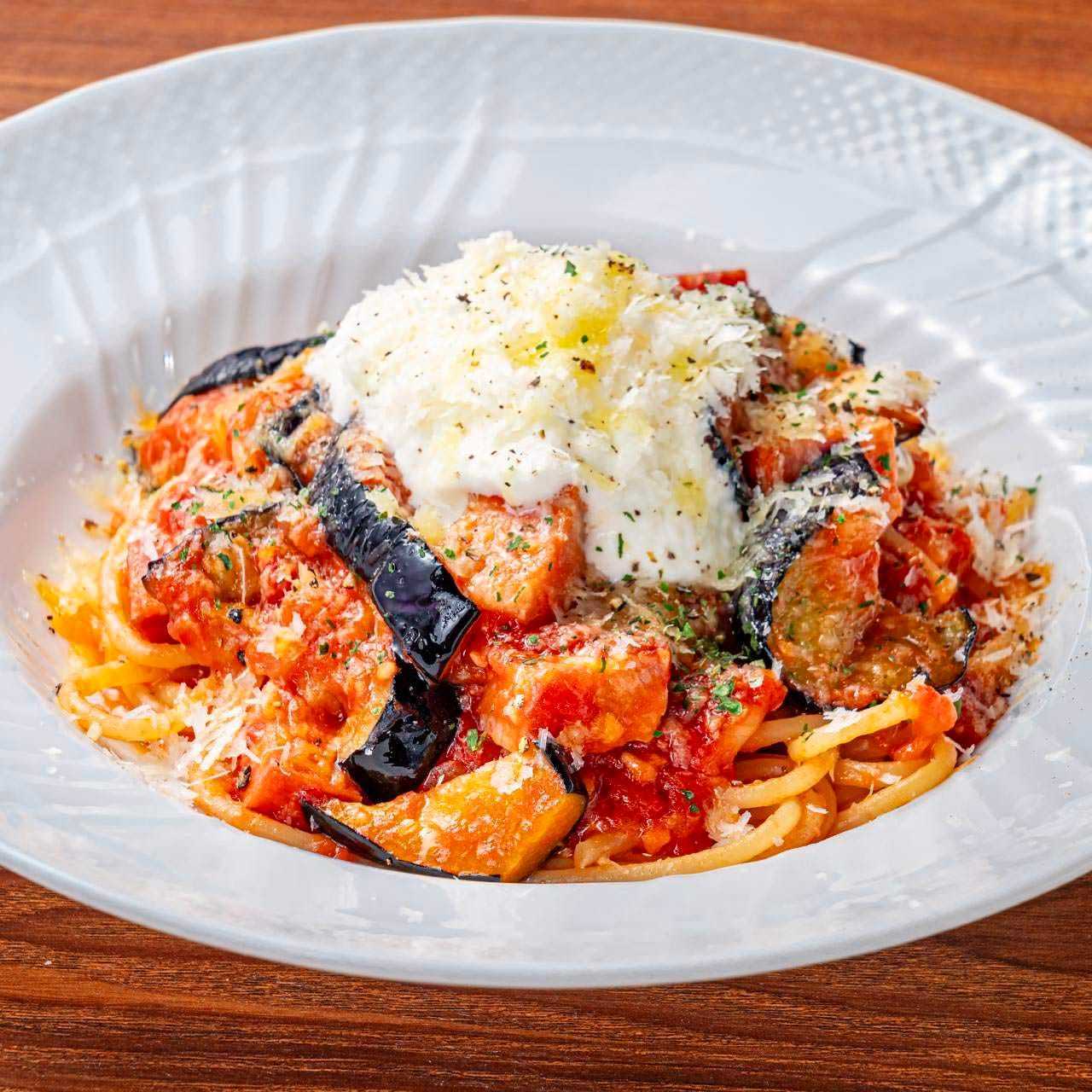 ストラッチャテッラと茄子、ベーコンのトマトパスタ