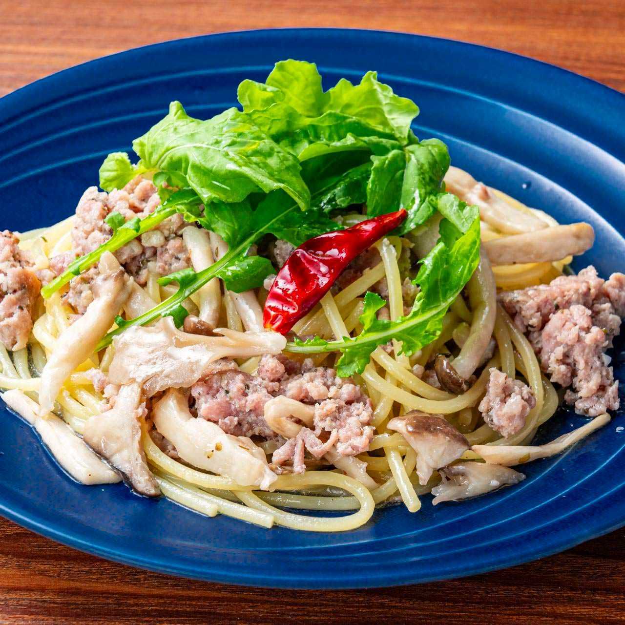 サルッシッチャと3種キノコのペペロンチーノ