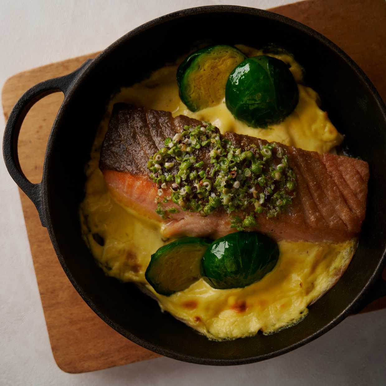 北海道　時鮭(ときしらず)と芽キャベツの山椒バターオーブン焼き