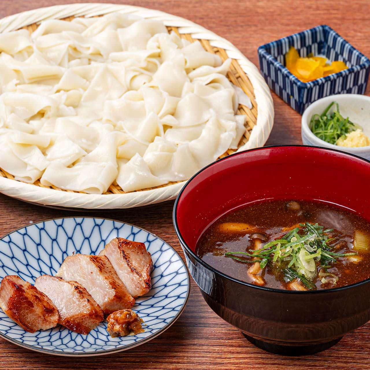 ひもかわうどんと豚トロの味噌漬け