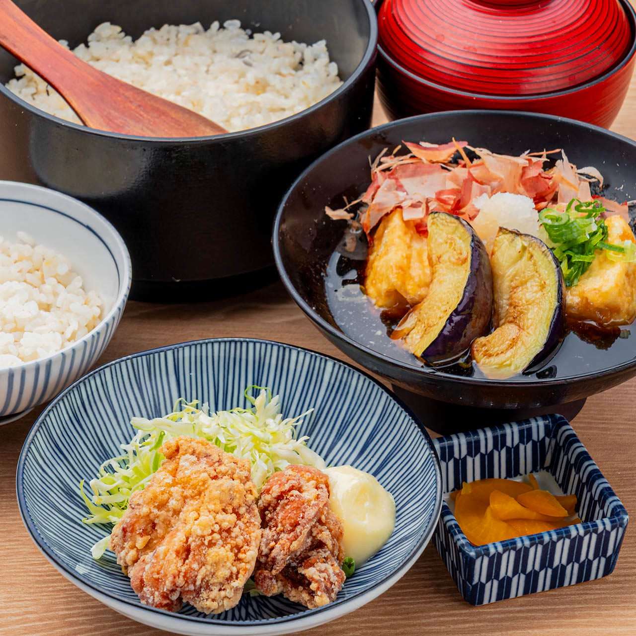 鯛めし食べ放題　唐揚げと揚げ出汁豆腐