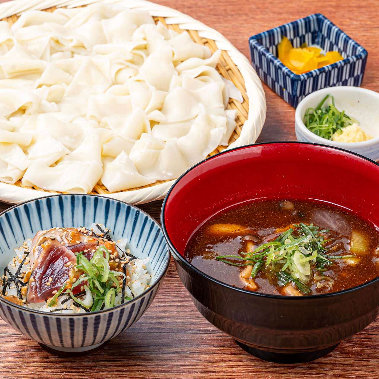 ひもかわうどんと鰹の青唐辛子味噌小丼