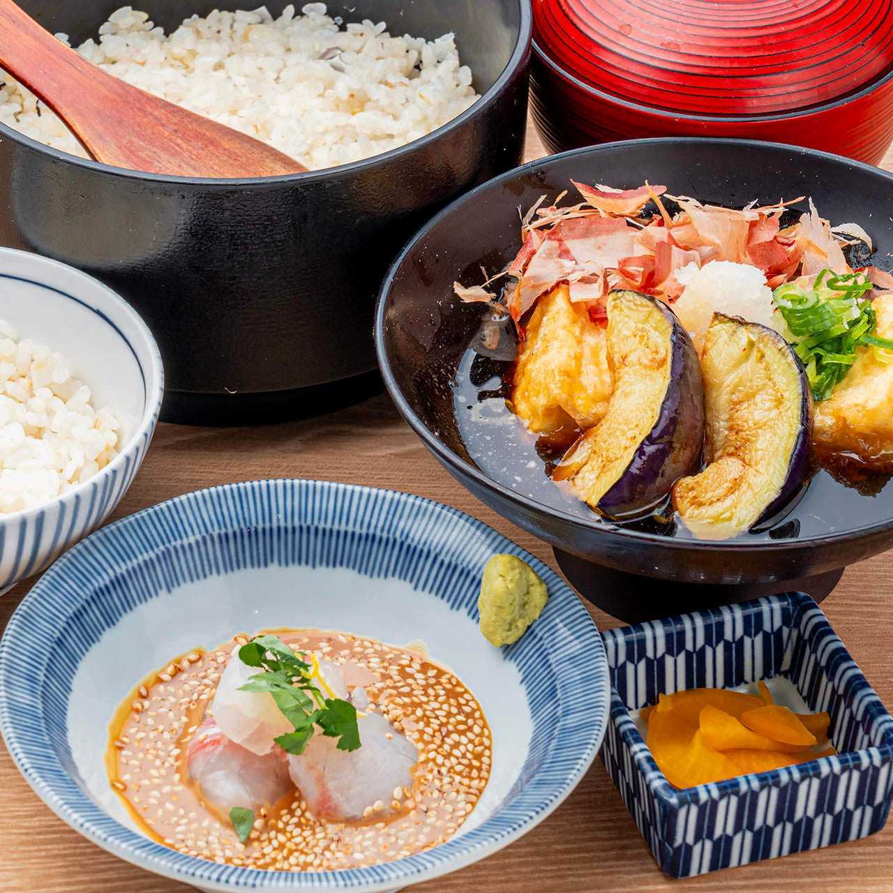 鯛めし食べ放題　鯛胡麻刺しと揚げ出汁豆腐