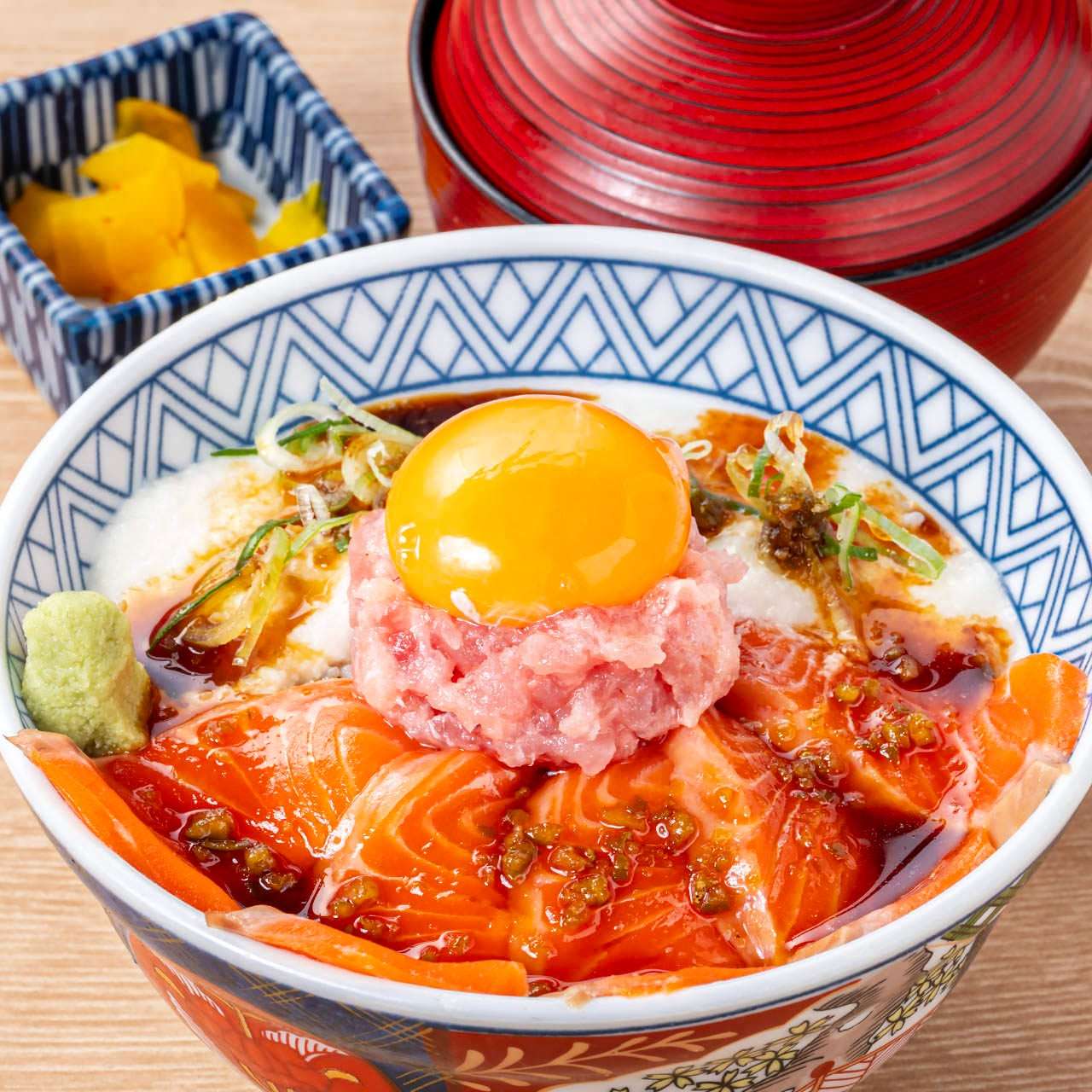 サーモンとネギトロのとろろ月見丼