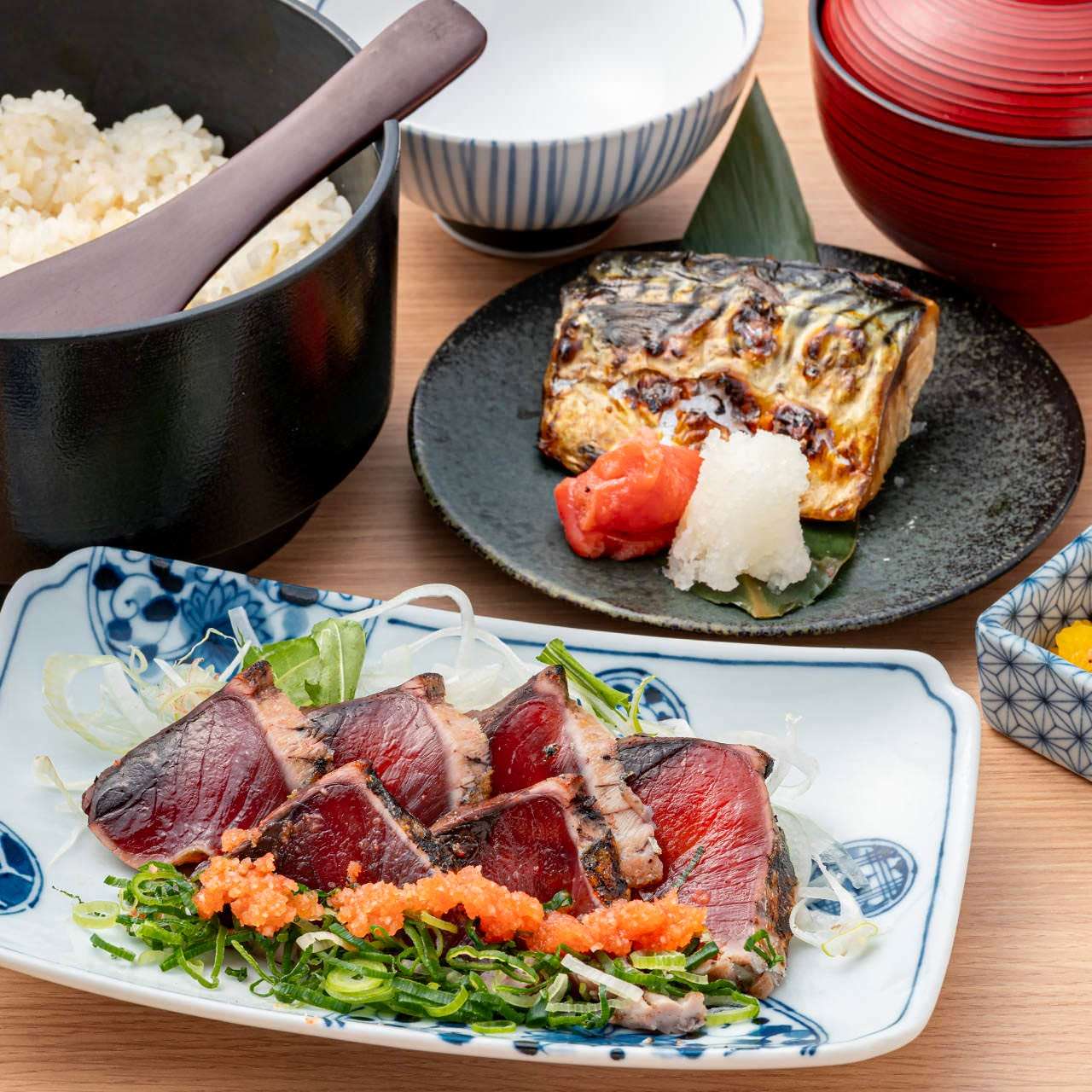 鯛めし食べ放題　藁焼き鰹の薬味ポン酢と焼き魚