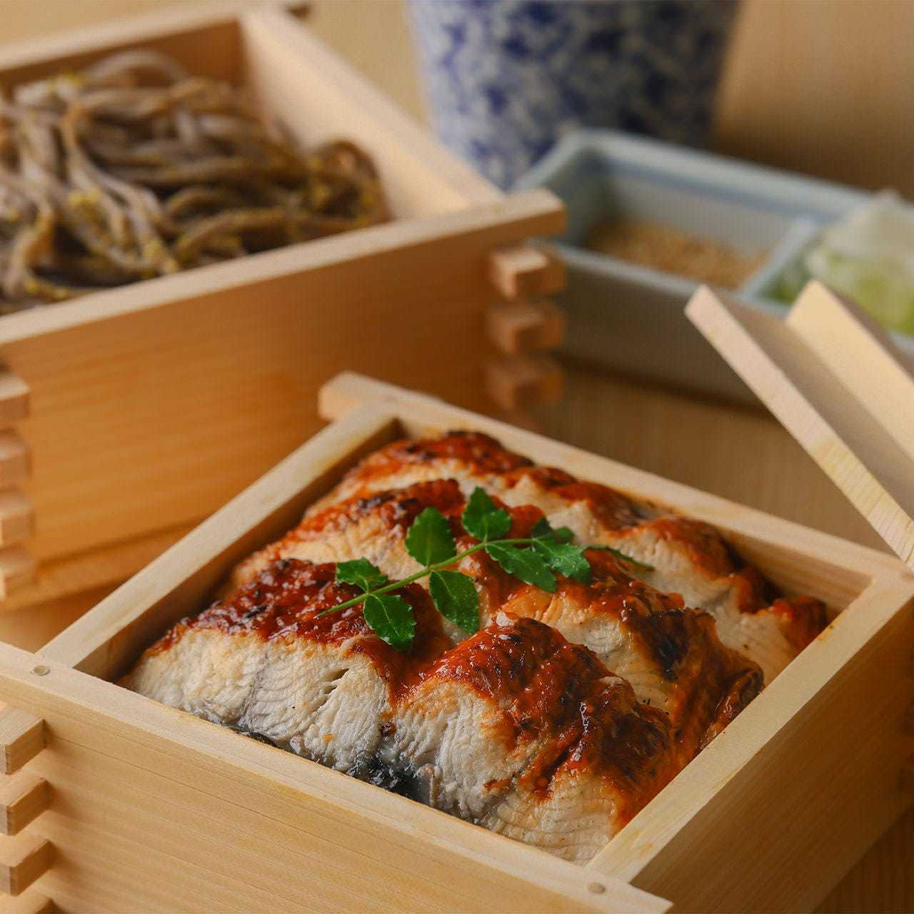 Eel steamer dipping soba noodles