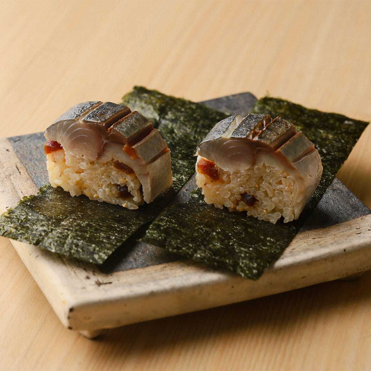 Seared mackerel sushi roll (2 pieces)