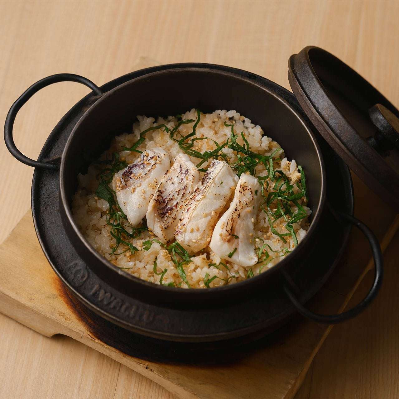 [Specialty] Sea bream rice cooked in an iron pot