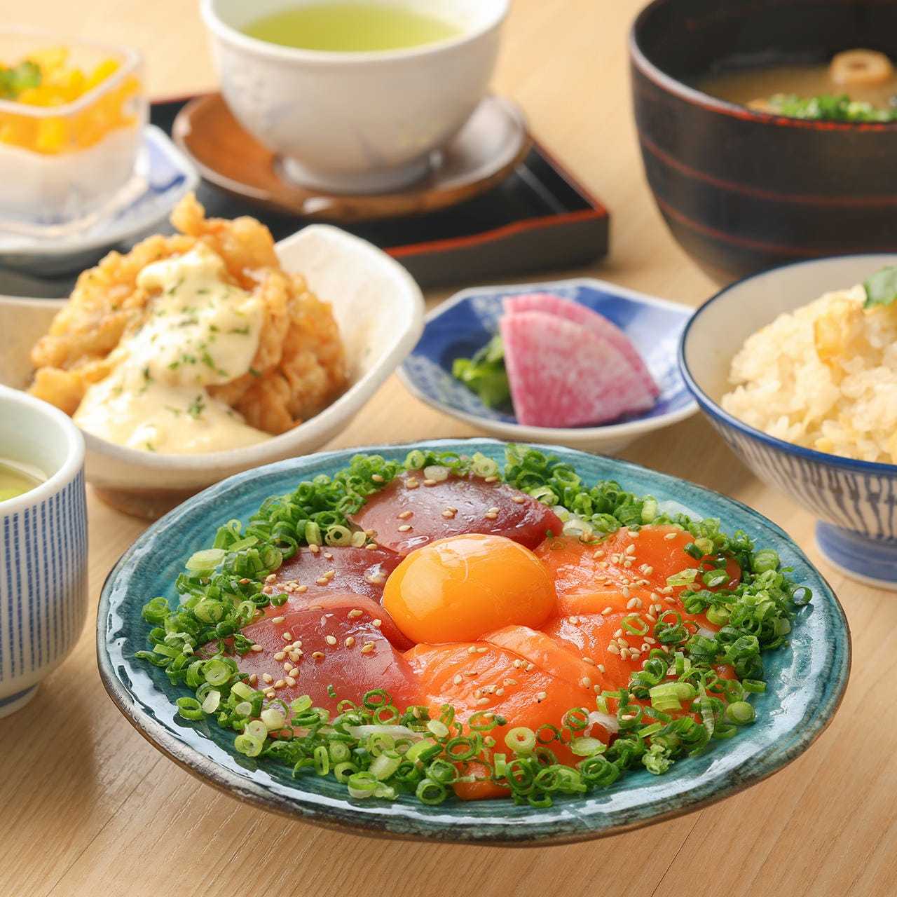 [All-you-can-eat sea bream rice] Salmon and tuna sesame sashimi yukhoe set meal