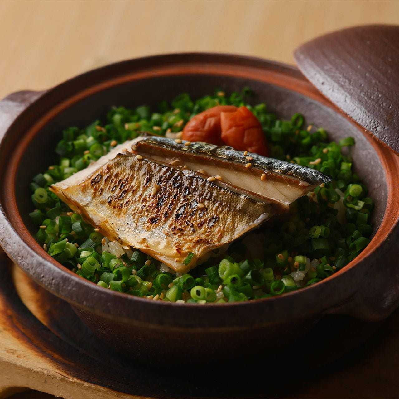 Grilled mackerel with rice cooked in a clay pot