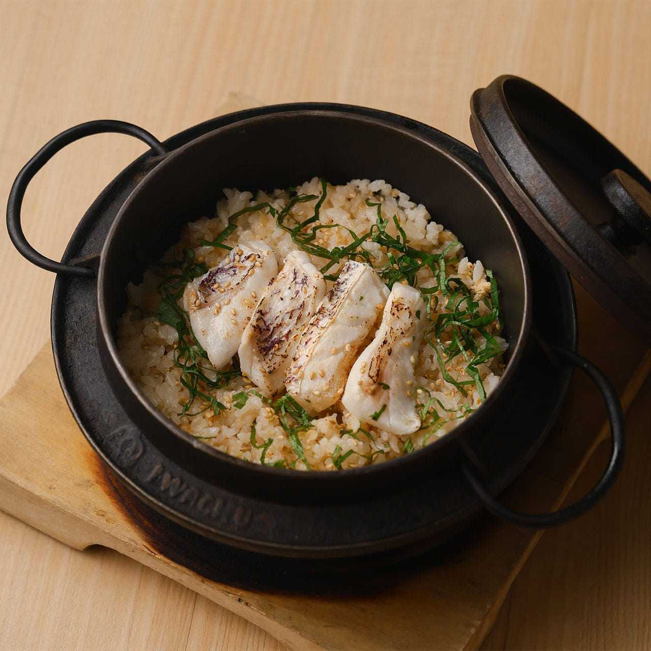 [Specialty] Sea bream rice cooked in an iron pot