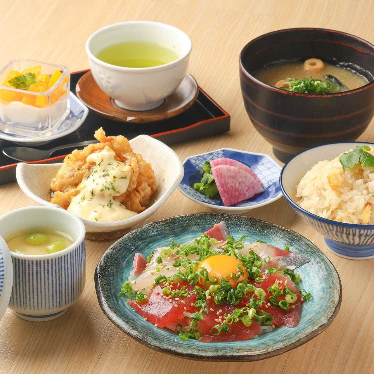 [All-you-can-eat sea bream rice] Salmon and tuna sesame sashimi yukhoe set meal