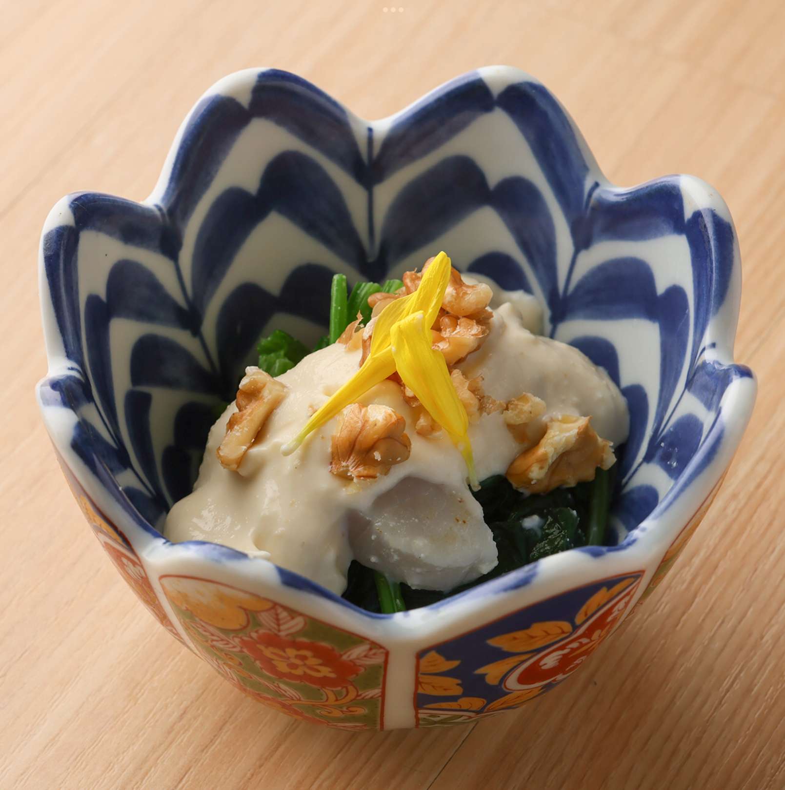 Grilled cockle and spinach with cheese and white dressing