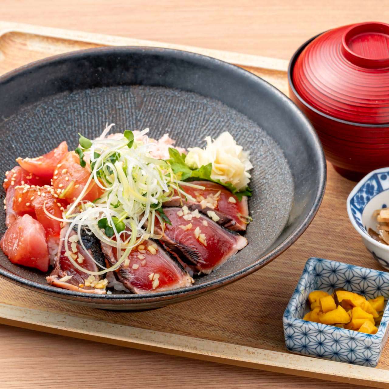 【季節限定】鰹叩きと漬けブツ鮪の二色丼