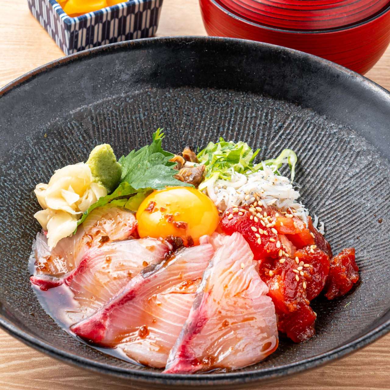 【季節限定】ぶりと漬けブツマグロの月見丼