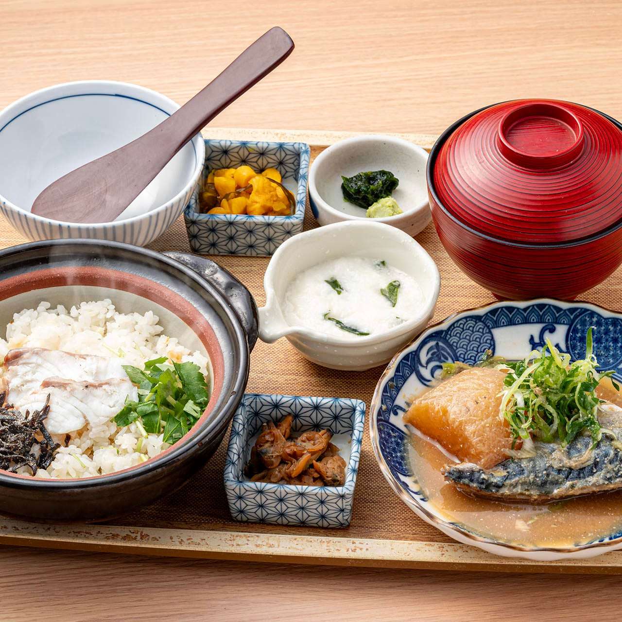 鯖の味噌煮と鯛飯土鍋膳