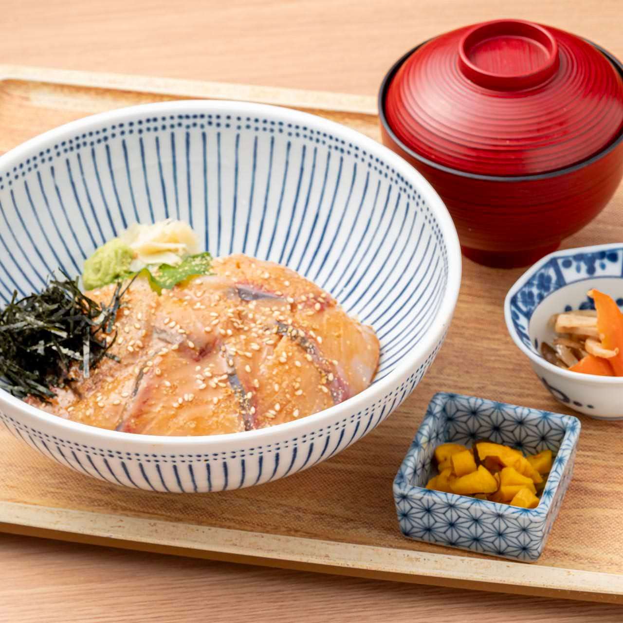 胡麻まみれカンパチ丼